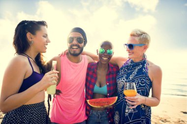 neşeli arkadaşları dışarı asılı 