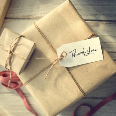 Kraft kağıt etiket ile hediye