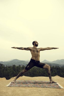 Yoga yapan bir adam.