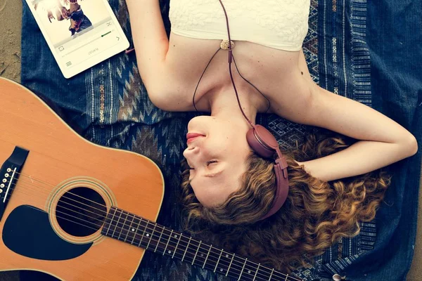 Kvinna om och lyssna på musik — Stockfoto