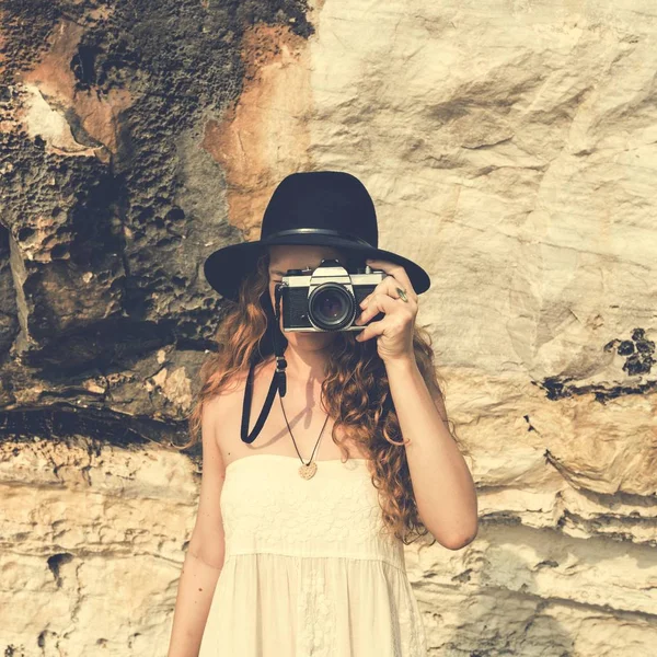 Hermosa fotógrafa chica al aire libre — Foto de Stock