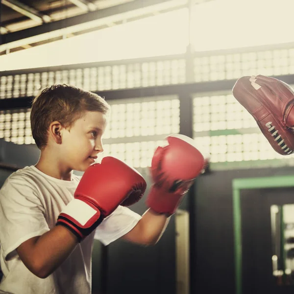 Boy Boxing in Gym — Stock Photo, Image