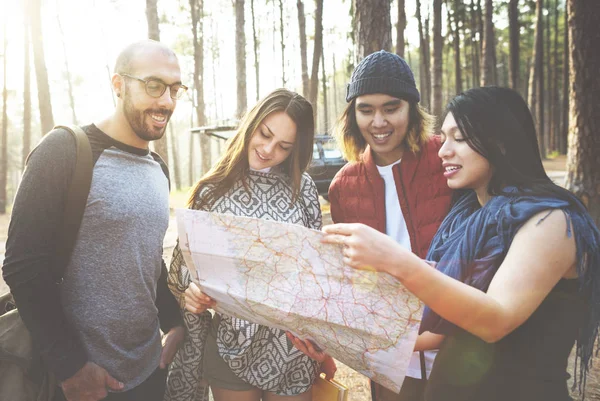 Jovens que viajam — Fotografia de Stock