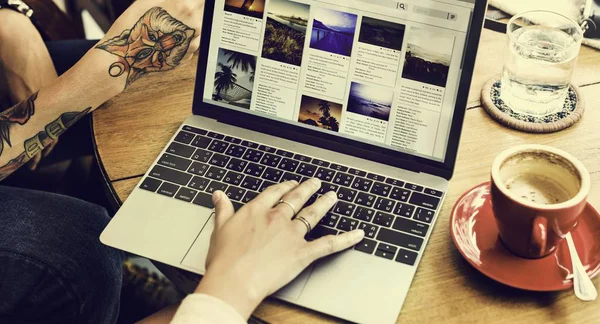 Perempuan meramban internet pada laptop — Stok Foto