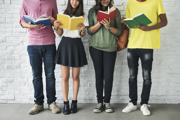 Studenter står mot vit vägg — Stockfoto