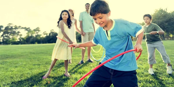 Familie doen oefening met hula hoops — Stockfoto