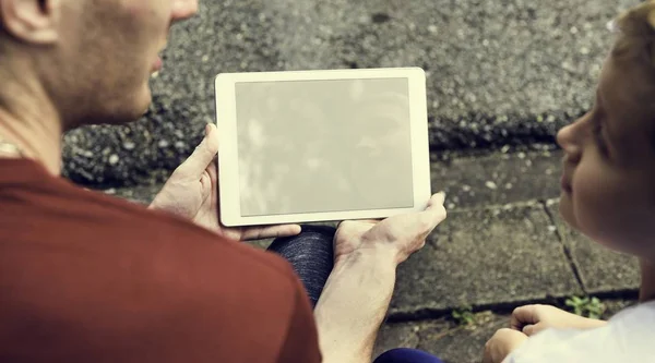 Junge mit Trainer mit digitalem Tablet — Stockfoto