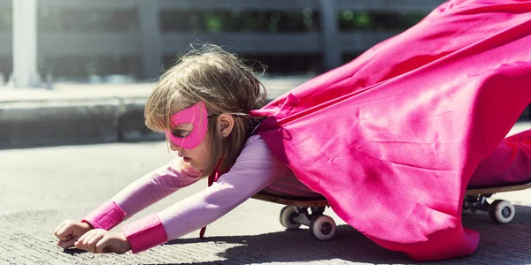 Mała dziewczynka jazda na deskorolce — Zdjęcie stockowe