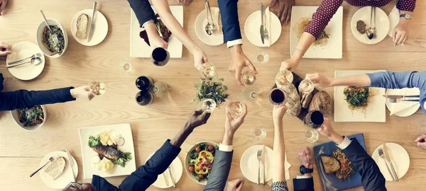 Mensen die eten samen — Stockfoto