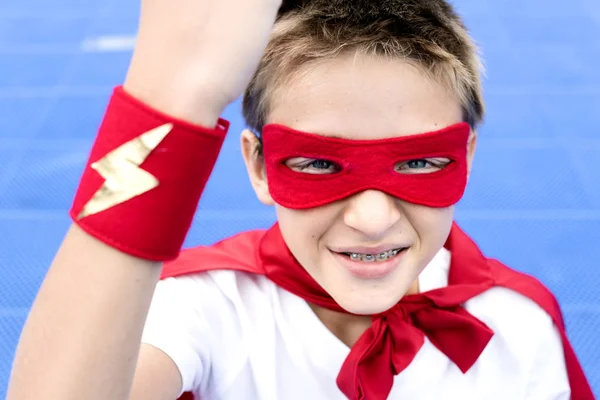 Jongen in kostuum superheld — Stockfoto