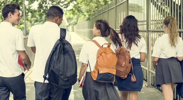 Zróżnicowane studentów w mundurach College — Zdjęcie stockowe