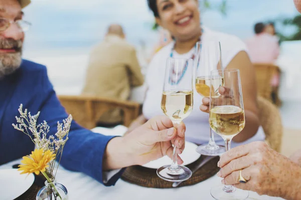 Amici maturi che bevono champagne — Foto Stock