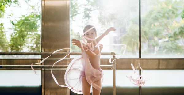 Dansende Ballerina met linten — Stockfoto