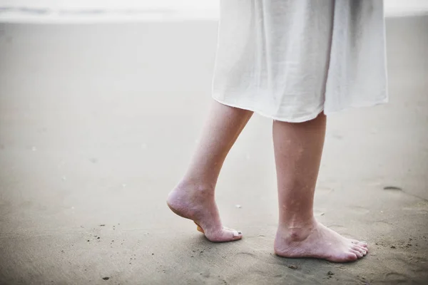 De benen van de vrouw op oceaan strand — Stockfoto