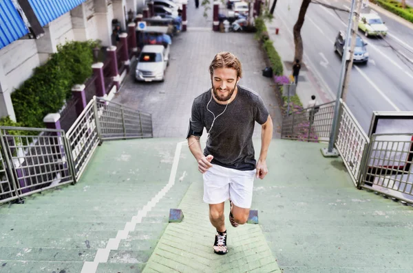 Hombre deportivo corriendo — Foto de Stock