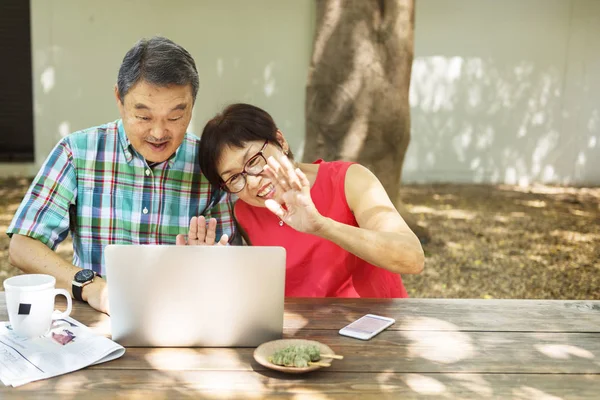 Asiática pareja teniendo vídeo chat —  Fotos de Stock