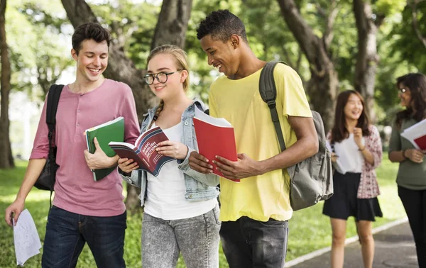 Jeunes étudiants avec des livres — Photo