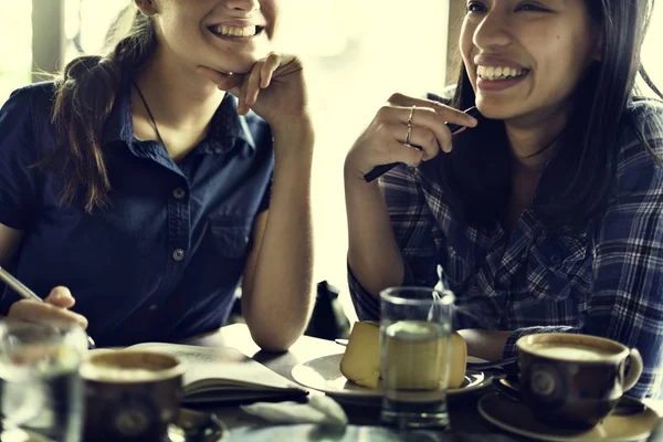 Personas tomando café — Foto de Stock