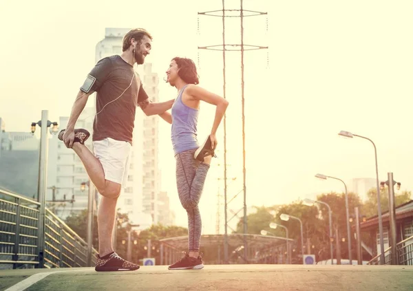 Sportliches Paar streckt sich auf der Straße — Stockfoto