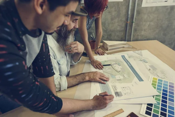 Diseñadores trabajando en Studio con Blueprint — Foto de Stock