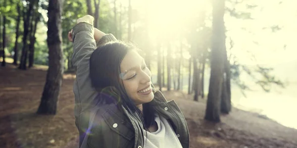 Menina bonita na floresta — Fotografia de Stock