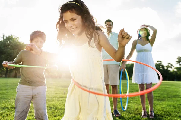 Familia haciendo ejercicio con hula hoops — Foto de Stock