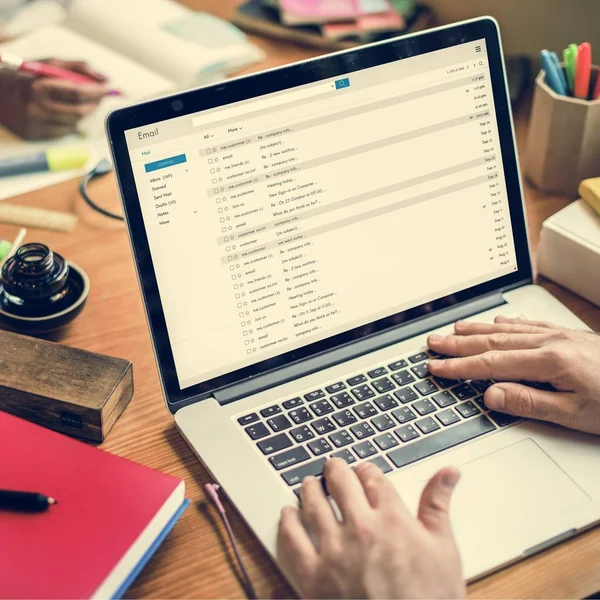 Dizüstü bilgisayar kullanan iş adamı