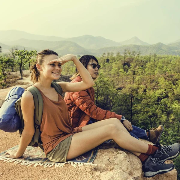 Casal jovem de viajantes — Fotografia de Stock