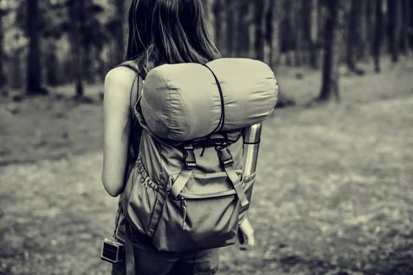 Kvinnlig resenär i skogen — Stockfoto