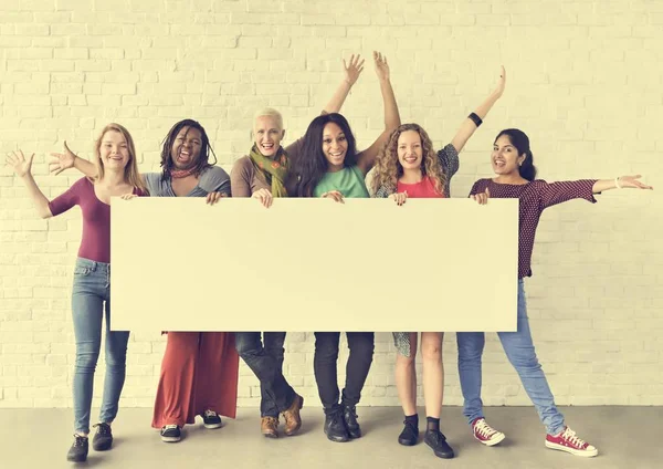 Diversiteit vrouwen houdt plakkaat — Stockfoto