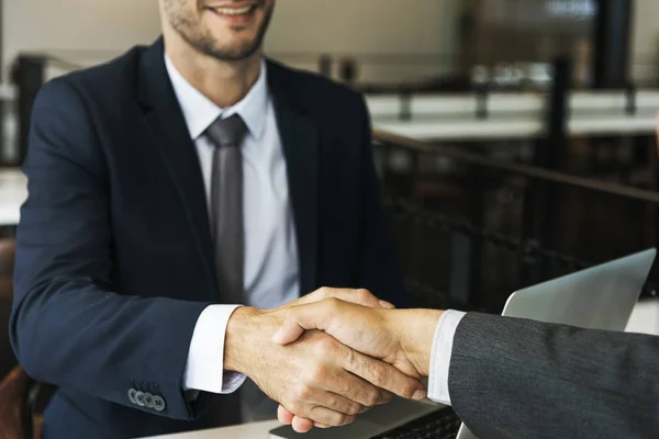 Affärsmän skakar hand — Stockfoto