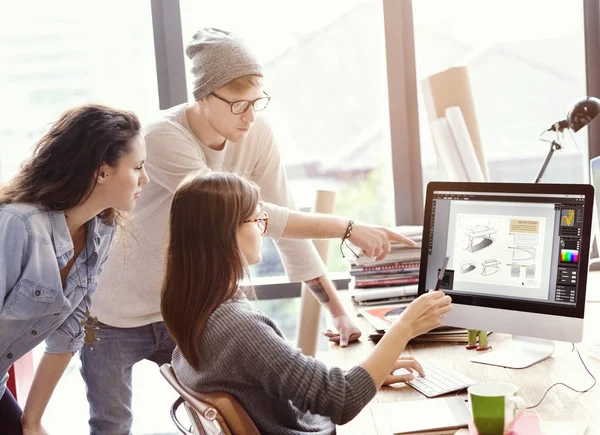 Hipsters travaillant dans le bureau contemporain — Photo