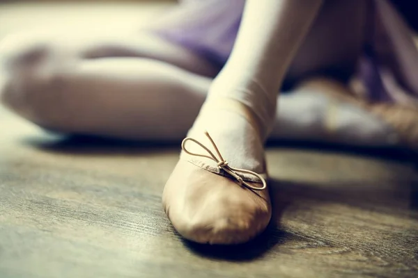 Bailarina menina gravata sapato Pointe — Fotografia de Stock