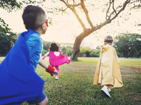 Super-herói crianças brincando juntos — Fotografia de Stock