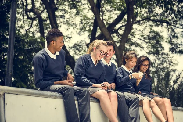 Zróżnicowane studentów w mundurach College — Zdjęcie stockowe