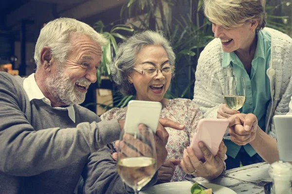 Senior pensionering träffas — Stockfoto