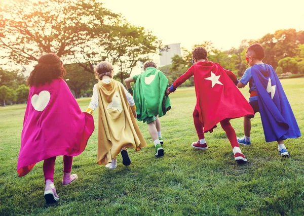 Birlikte oynayan süper kahraman çocukları — Stok fotoğraf
