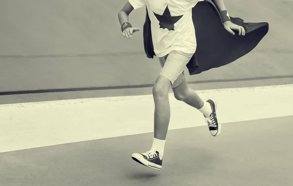 Superhrdina chlapec běží — Stock fotografie