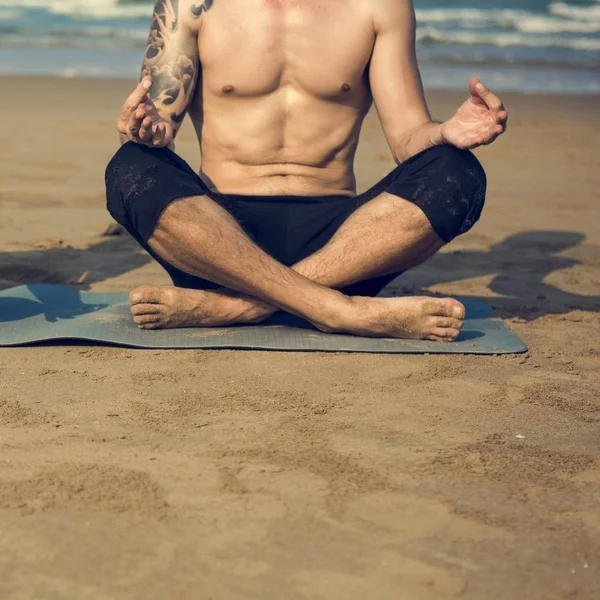 Man gör yoga meditation — Stockfoto