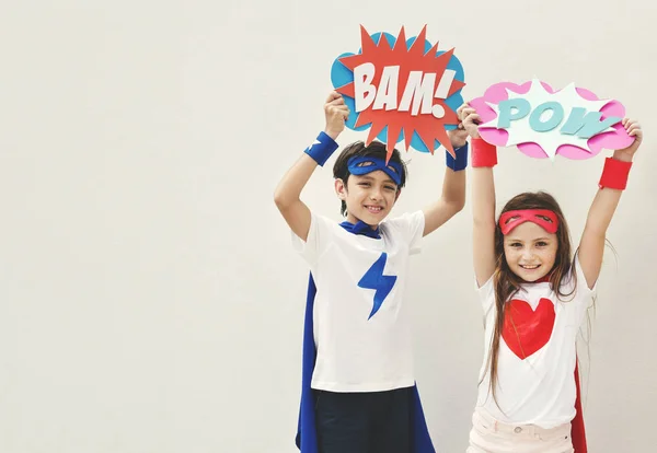 Superhrdinové děti drží bubliny Comic — Stock fotografie