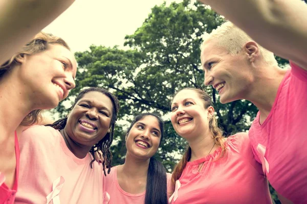 Kadınlar birbirlerine destek olurlar.