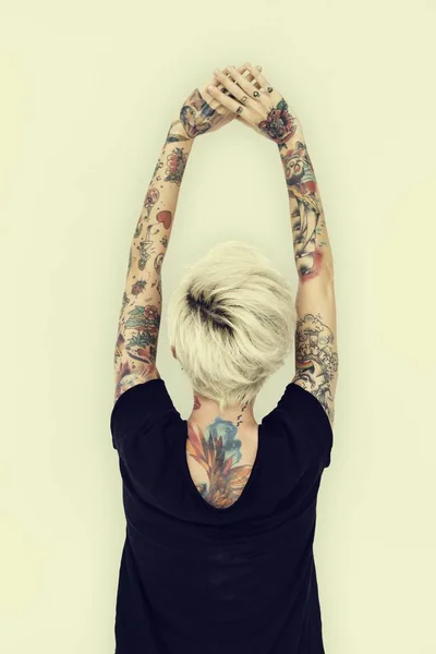 Γυναίκα στα τατουάζ πίσω όψη — Φωτογραφία Αρχείου