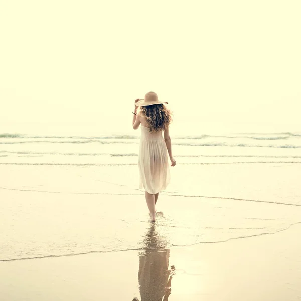 Beautiful woman on beach — Stock Photo, Image