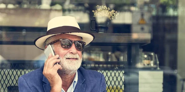 Äldre man talar på mobil — Stockfoto