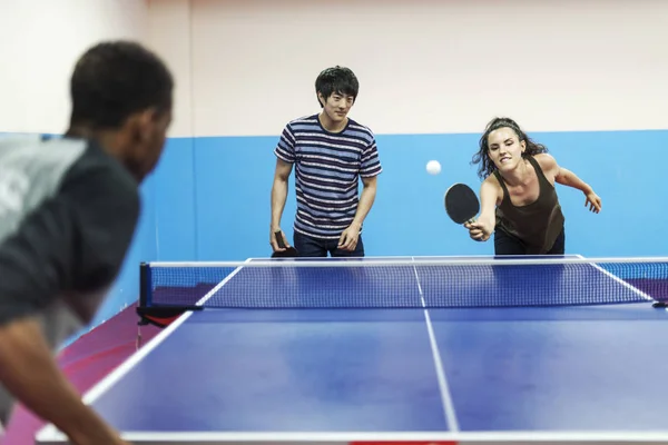 Diversiteit vrienden spelen Ping Pong — Stockfoto
