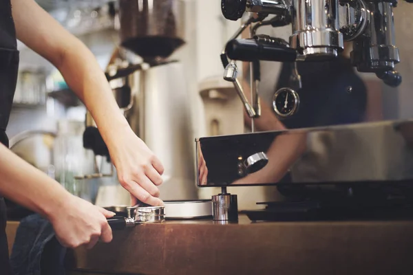 Barista előkészítéséért kávéfőző — Stock Fotó