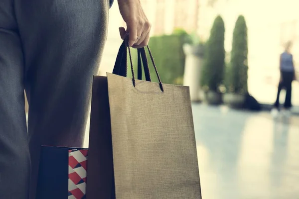 Vrouw wandelen met boodschappentassen — Stockfoto