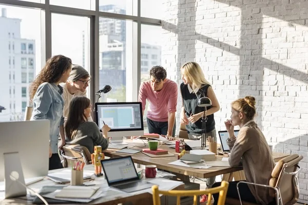 Hipster che lavorano nell'ufficio Contemporary — Foto Stock