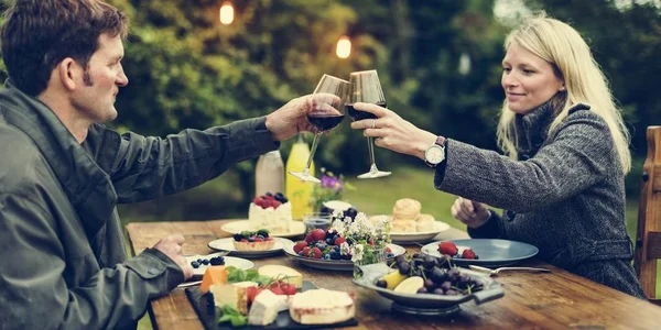 Par ha romantisk middag utomhus — Stockfoto