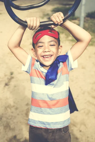 Menino no pátio do parque infantil — Fotografia de Stock